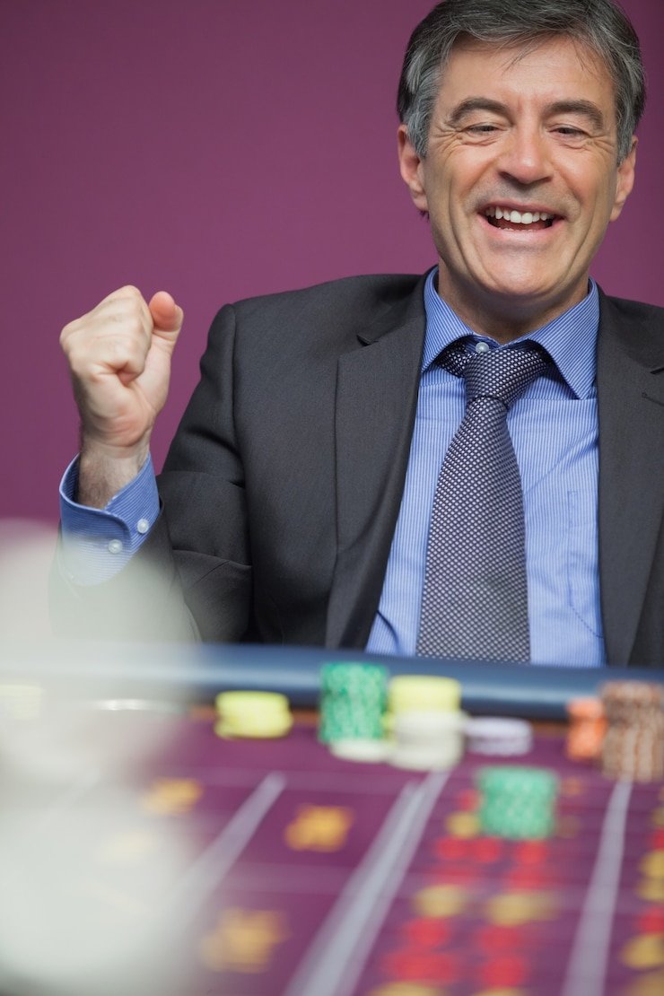 Pengguna menikmati bermain Live Casino di smartphone dengan antarmuka intuitif