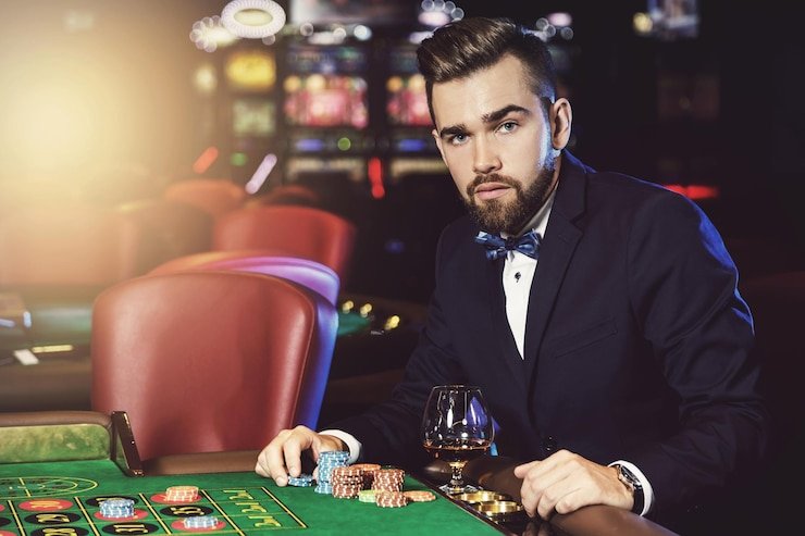 Dealer Live Casino profesional membagikan kartu kepada pemain dalam sesi game